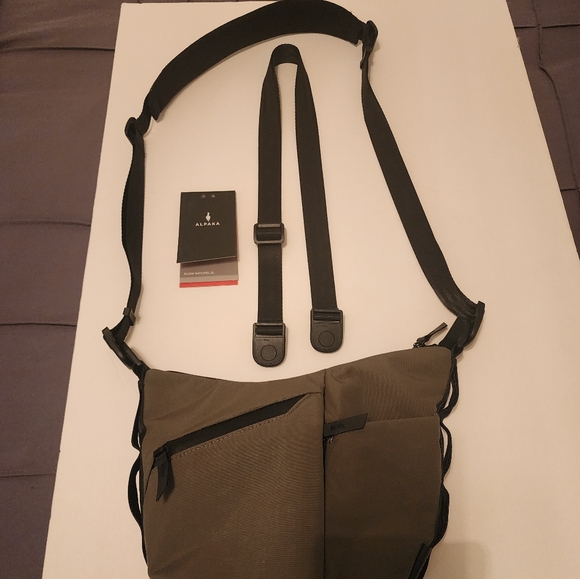 Like New Alpaka Flow Satchel (2L) - Picture 10 of 11